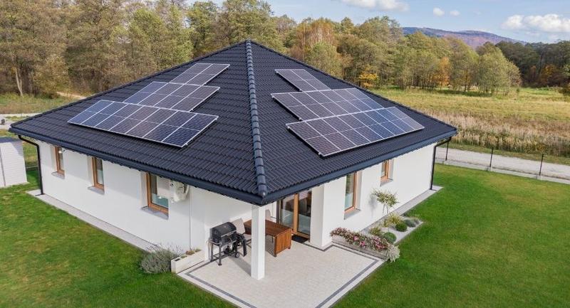 Jak przeprowadzić montaż paneli fotowoltaicznych krok po kroku? Praktyczny poradnik na 2025 rok