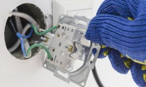 Jakie są koszty wymiany gniazdka elektrycznego i grzejnika? Sprawdź cenę wymiany!