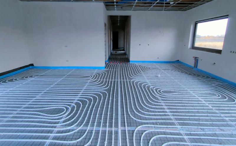 Podłogówka czy grzejniki: Jakie ogrzewanie zagwarantuje najwyższy komfort w Twoim domu?