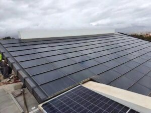 Jakie są koszty montażu dachówki solarnej i co warto wiedzieć o pokryciu dachem solarnym?