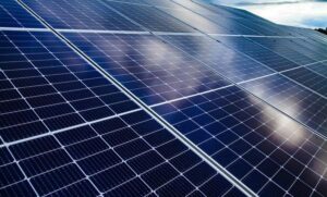 Ile zarabia przedstawiciel fotowoltaiki? Odkrywamy prawdę o zarobkach i opinie z forum