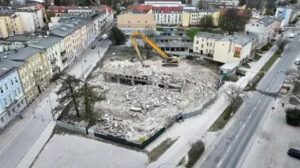 Jakie są koszty związane z rozbiórką budynku mieszkalnego w Koszalinie?