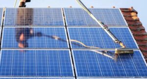 Skuteczne metody na mycie paneli fotowoltaicznych – poradnik na 2026 rok