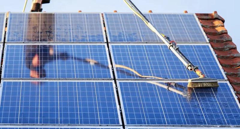 Skuteczne metody na mycie paneli fotowoltaicznych – poradnik na 2026 rok